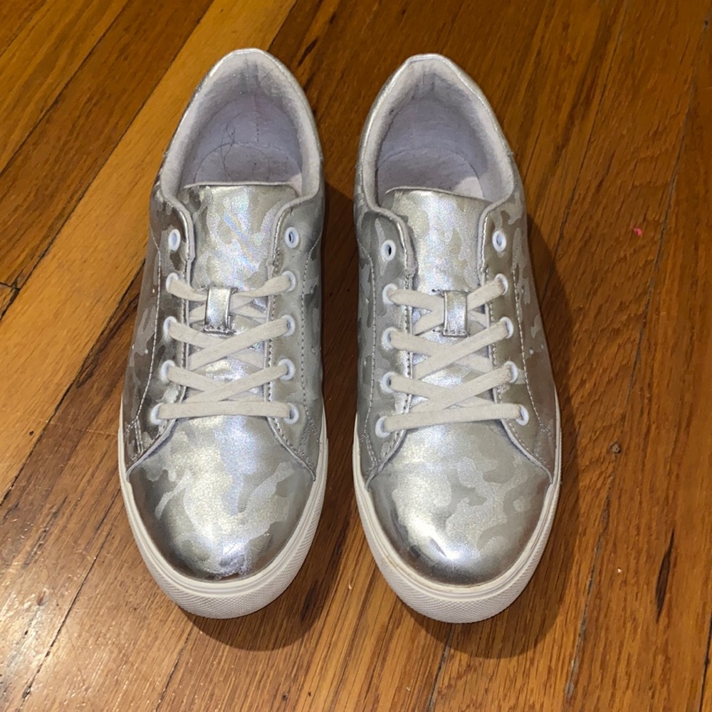 Can be tied, I just have the laces hidden. Good condition, comfortable.